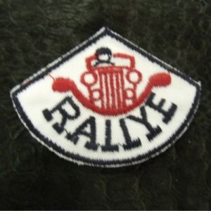 écusson thermocollant motif: RALLYE noir et rouge largeur 6cm sur hauteur 4,5cm