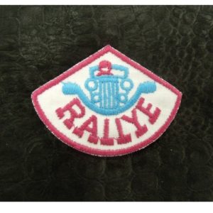 écusson thermocollant motif: RALLYE rose fushia et bleu largeur 6cm sur hauteur 4,5cm