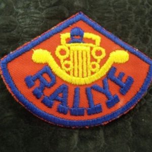 écusson thermocollant motif: RALLYE bleu rouge et jaune largeur 6cm sur hauteur 4,5cm