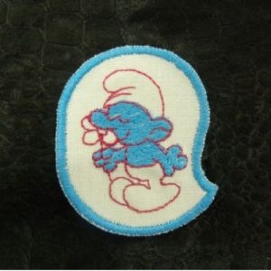 écusson thermocollant motif: SCHTROUMPH bleu ciel et rouge sur fond blanc hauteur 4cm sur hauteur 5cm