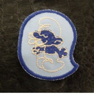 écusson thermocollant motif: SCHTROUMPH bleu fonce et blanc sur fond bleu ciel largeur 4cm sur hauteur 5cm