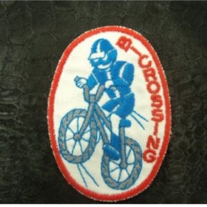 écusson thermocollant motif: VELO CROSS rouge et bleu sur fond blanc hauteur 5cm sur hauteur 7cm