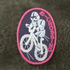 écusson thermocollant motif: VELO CROSS bleu ciel et rose fond bleu marine largeur 7,5cm sur hauteur 10cm
