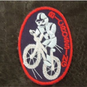 écusson thermocollant motif: VELO CROSS bleu ciel et rouge fond bleu marine largeur 5cm sur hauteur 7cm