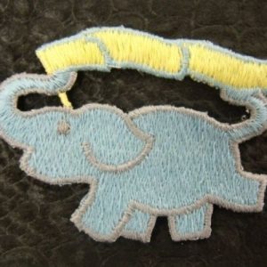 écusson thermocollant motif: ELEPHANT bleu gris et jaune largeur 6cm sur hauteur 5cm