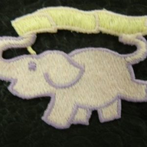 écusson thermocollant motif: ELEPHANT rose violet et jaune largeur 6cm sur hauteur 5cm