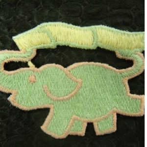 écusson thermocollant motif: ELEPHANT rose vert et jaune largeur 6cm sur hauteur 5cm