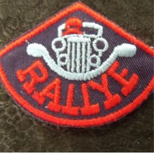 écusson thermocollant motif: RALLYE bleu marine bleu ciel et rouge largeur 6cm sur hauteur 4,5 cm