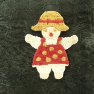 écusson à coudre- motif: FILLETTE robe rouge a chapeau beige , largeur3,5cm sur hauteur 7cm