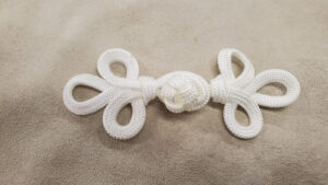bouton blanc brandebourg