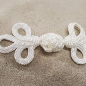 bouton blanc brandebourg