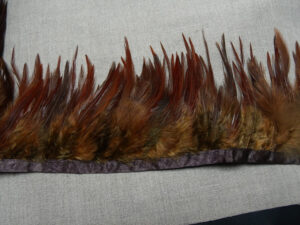 RUBAN PLUMES MARRON SUR SATIN