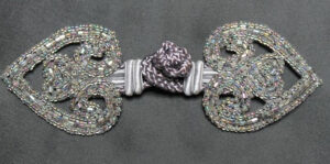 bouton brandebourg perlé