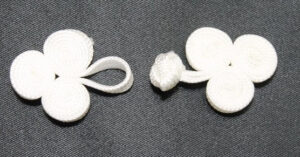 Bouton brandebourg blanc