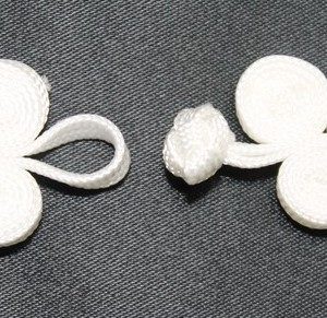 Bouton brandebourg blanc