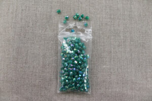 PERLES ACRYLIQUES A FACETTE 4 MM- vert