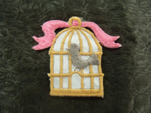 écusson à coudre- motif: CAGE A OISEAU- gris marron et rose