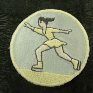 écusson thermocollant motif: PATINEUSE avec robe jaune 5.5 cm