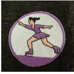 écusson thermocollant motif: PATINEUSE avec robe violet 5.5 cm