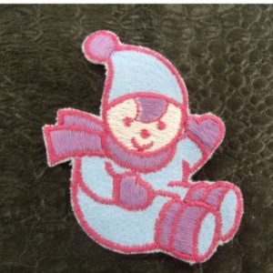écusson thermocollant MOTIF bonhomme de neige bleu rouge et violet , largeur 5,5cm sur hauteur 6,5cm