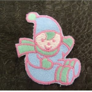 écusson thermocollant Motif: bonhomme de neige bleu rose et vert largeur 5 cm sur hauteur 6,5 cm