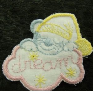 écusson thermocollant motif: NOUNOURS DREAM jaune bleu et rose largeur 4cm sur hauteur 4,5 cm