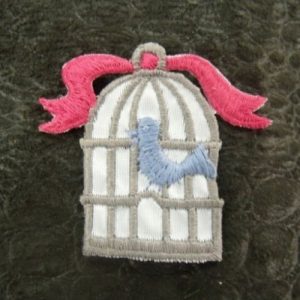 écusson à coudre- motif: CAGE A OISEAU- gris bleu et rose ,largeur 3cm sur hauteur 4cm
