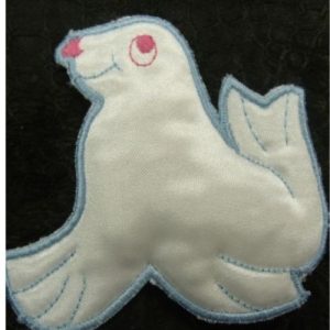 écusson à coudre - motif: PHOQUE- bleu rose sur fond blanc , largeur 6cm sur hauteur 8cm