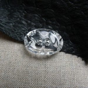 bouton acrylique ovale transparent à 2 trous,: longueur 23mm sur largeur 16mm