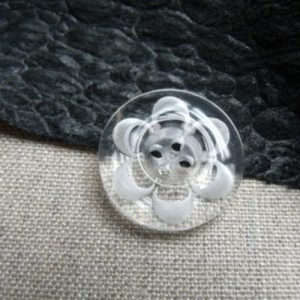 bouton acrylique a 4 trous fleurs transparentes,22 mm,de belle qualité