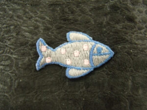 écusson à coudre- motif: POISSON gris bleu et rose