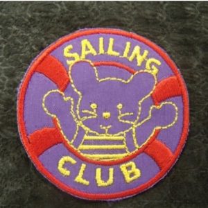 écusson thermocollant Motif: nounours SAILING CLUB rouge violet et jaune 5,5cm