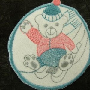 écusson thermocollant motif NOUNOURS SUR LUGE bleu rose gris sur fond blanc 6,5 cm