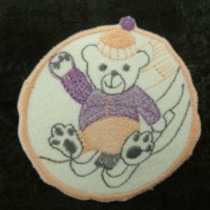 écusson thermocollant motif NOUNOURS SUR LUGE rose violet et gris ,6.5 cm