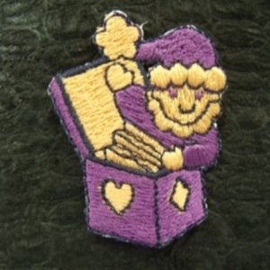 écusson à coudre- motif: bonhomme dans la boite- violet et orange ,largeur 3,5 cm sur hauteur 5 cm