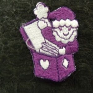 écusson à coudre- motif: bonhomme dans la boite violet et blanc,largeur 3,5 cm sur hauteur 5 cm