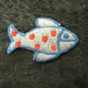 écusson à coudre- motif: POISSON- gris bleu et rouge,largeur 3,5 cm sur hauteur 2,5 cm