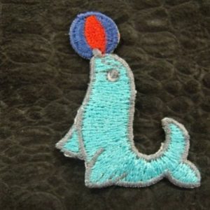 écusson à coudre- motif:PHOQUE bleu avec ballon rouge et bleu ,largeur 4,5 cm / hauteur 2 cm