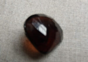 bouton triangle marron