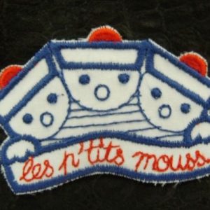 écusson thermocollant motif BONHOMMES les p'tits mouss bleu et rouge largeur 6 cm / hauteur 4 cm