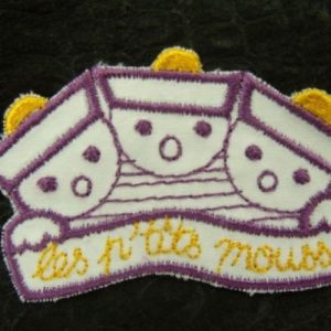 écusson thermocollant motif BONHOMMES les p'tits mouss violet et jaune largeur 6 cm / hauteur 4 cm