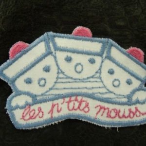 écusson thermocollant motif BONHOMMES les p'tits mouss bleu et rose, largeur 6 cm / hauteur 4 cm