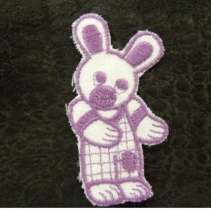 écusson thermocollant motif: LAPIN violet et blanc largeur 3cm sur hauteur 5cm