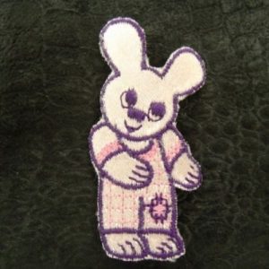 écusson thermocollant motif: LAPIN au visage rose violet largeur 3 cm / hauteur 5 cm