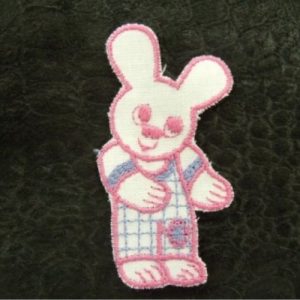 écusson thermocollant motif: LAPIN au visage blanc rose et bleu largeur 3 cm / hauteur 5 cm