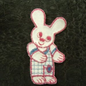 écusson thermocollant motif: LAPIN au visage blanc rouge et bleu largeur 3 cm / hauteur 5 cm