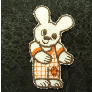 écusson thermocollant motif: LAPIN au visage blanc marron et orange largeur 3 cm / hauteur 5 cm