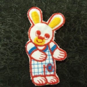 écusson thermocollant motif : LAPIN rouge bleu et jaune largeur 3 cm / hauteur 5 cm