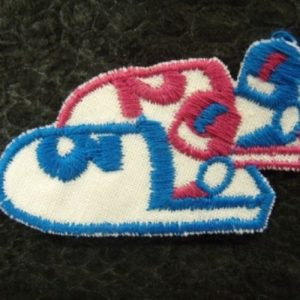 écusson thermocollant- motif : BOBSLEIGH- bleu et rose ,largeur 5,5 cm / hauteur 3 cm