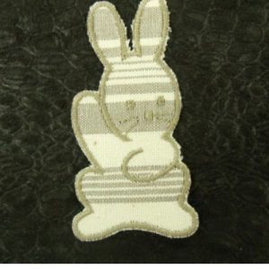 écusson thermocollant enfant motif: LAPIN beige et blanc largeur 3 cm / hauteur 6 cm